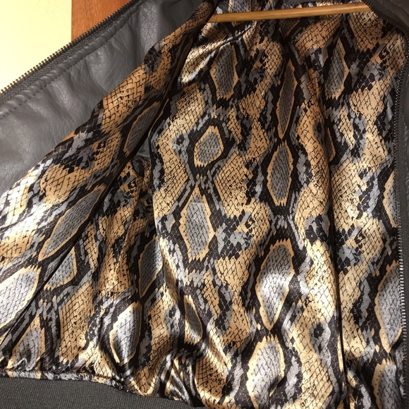 ❌SOLD❌ LEATHER JACKET - Picture 2 of 3